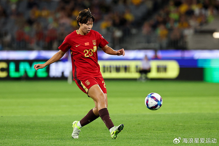 22岁中国女足前锋邵子钦正