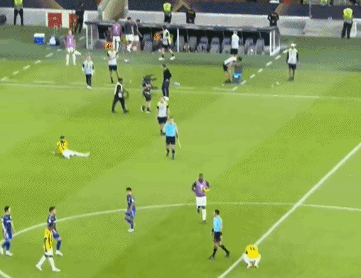 沙特吉达联合球员冲撞裁判被红牌罚下引争议