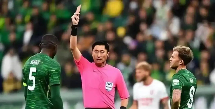 沙特吉达联合球员冲撞裁判被红牌罚下引争议