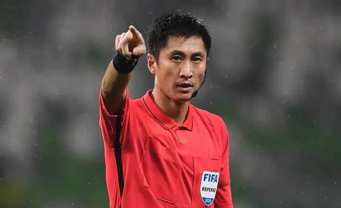 沙特吉达联合球员冲撞裁判被红牌罚下引争议