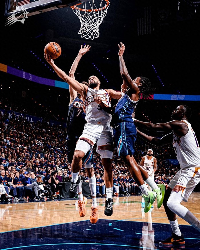 布克怒斥裁判偏袒雷霆 NBA公平性遭质疑