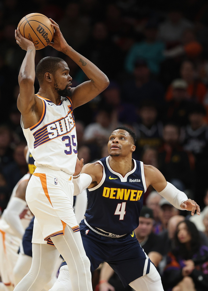 布克怒斥裁判偏袒雷霆 NBA公平性遭质疑