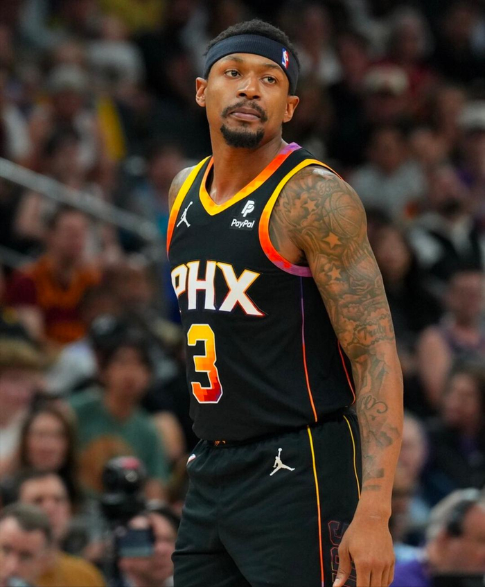 布克怒斥裁判偏袒雷霆 NBA公平性遭质疑