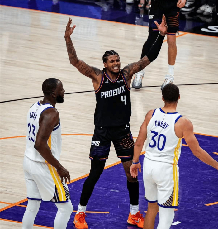 布克怒斥裁判偏袒雷霆 NBA公平性遭质疑