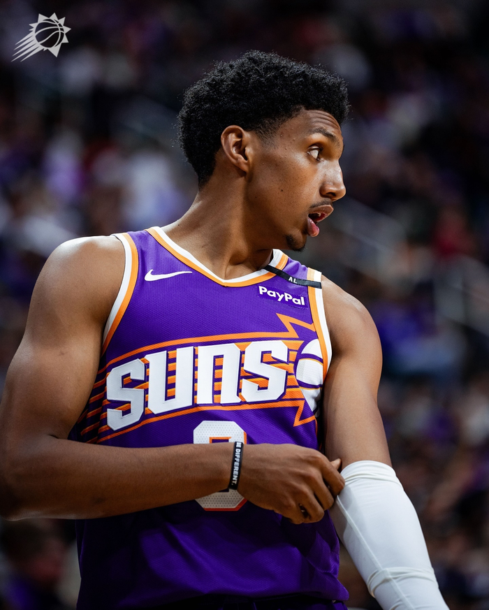 布克怒斥裁判偏袒雷霆 NBA公平性遭质疑