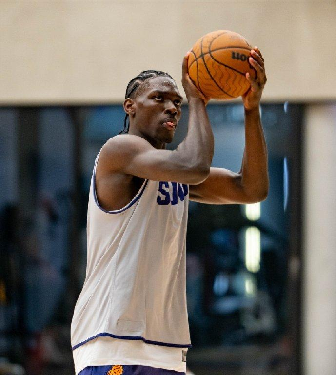 布克怒斥裁判偏袒雷霆 NBA公平性遭质疑