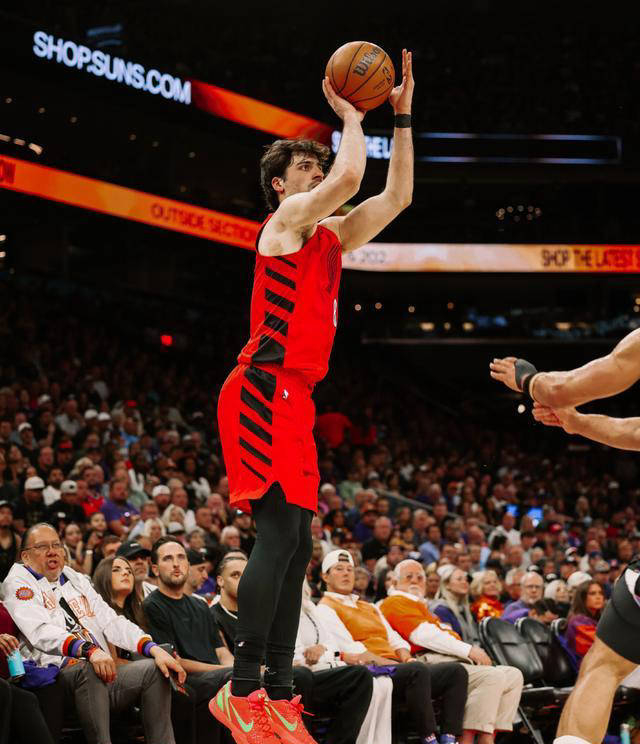 布克怒斥裁判偏袒雷霆 NBA公平性遭质疑