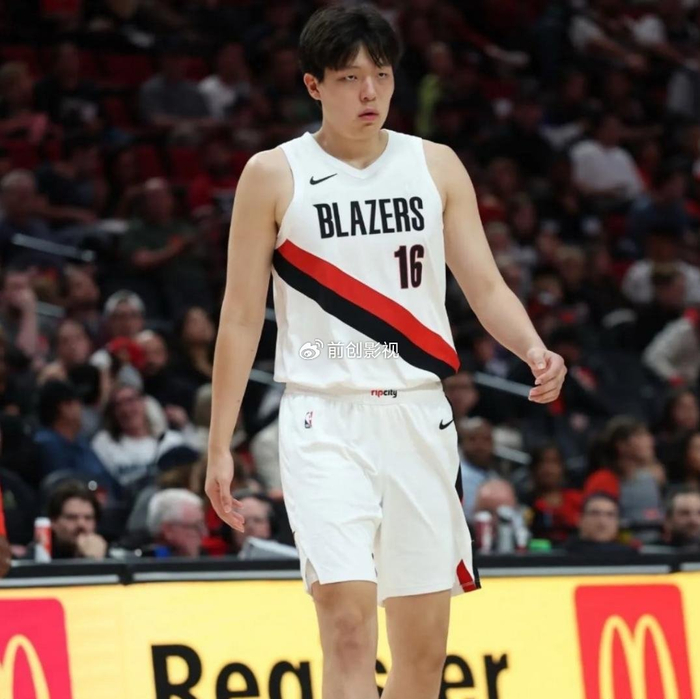 杨瀚森NBA首季收入缩水至百万，面临回国参赛与